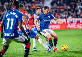 Galarreta controla un balón en el duelo de Montilivi.