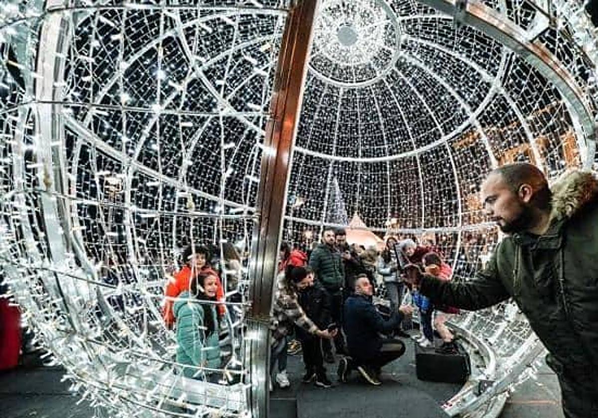 La típica bola gigante se encenderá frente al Ayuntamiento.