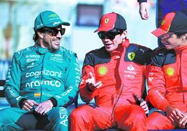 Fernando Alonso conversa amistosamente con los pilotos de Ferrari, Charles Leclerc y Carlos Sainz, en la presentación del Gran Premio de Abu Dabi.