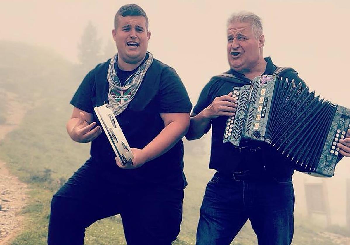 Unai y Koldo Etxebarria forman un dúo de música tradicional y versiones.