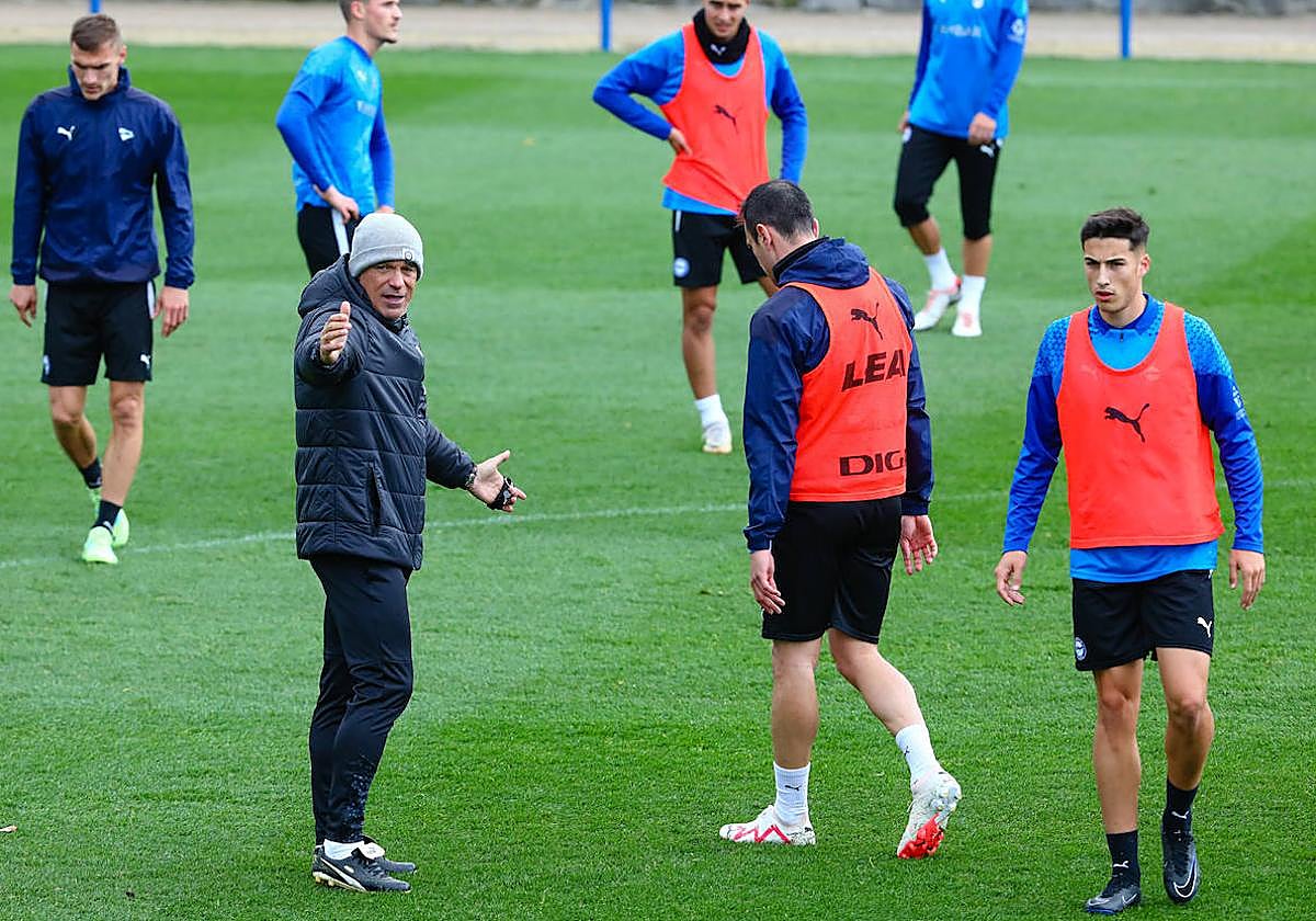 Luis García Plaza da a sus jugadores en el entrenamiento.