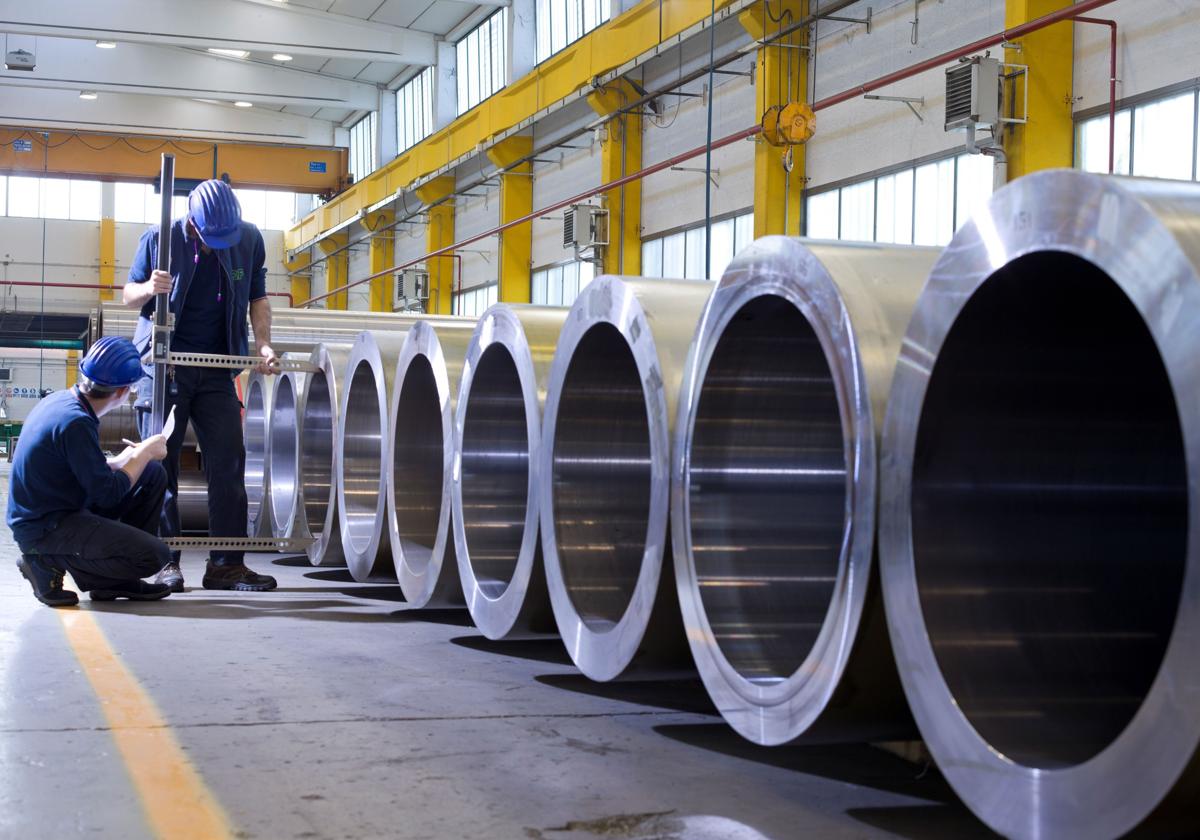 Trabajadores de Tubacex miden tubos en la fábrica de la empresa