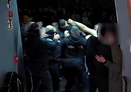 VÍDEO: Así empezó la pelea en el exterior de la discoteca Moma de Bilbao