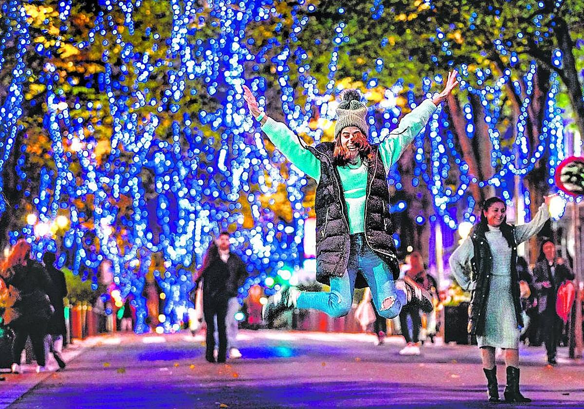 Todo el centro de Bilbao se ha iluminado a las 20.00 horas.