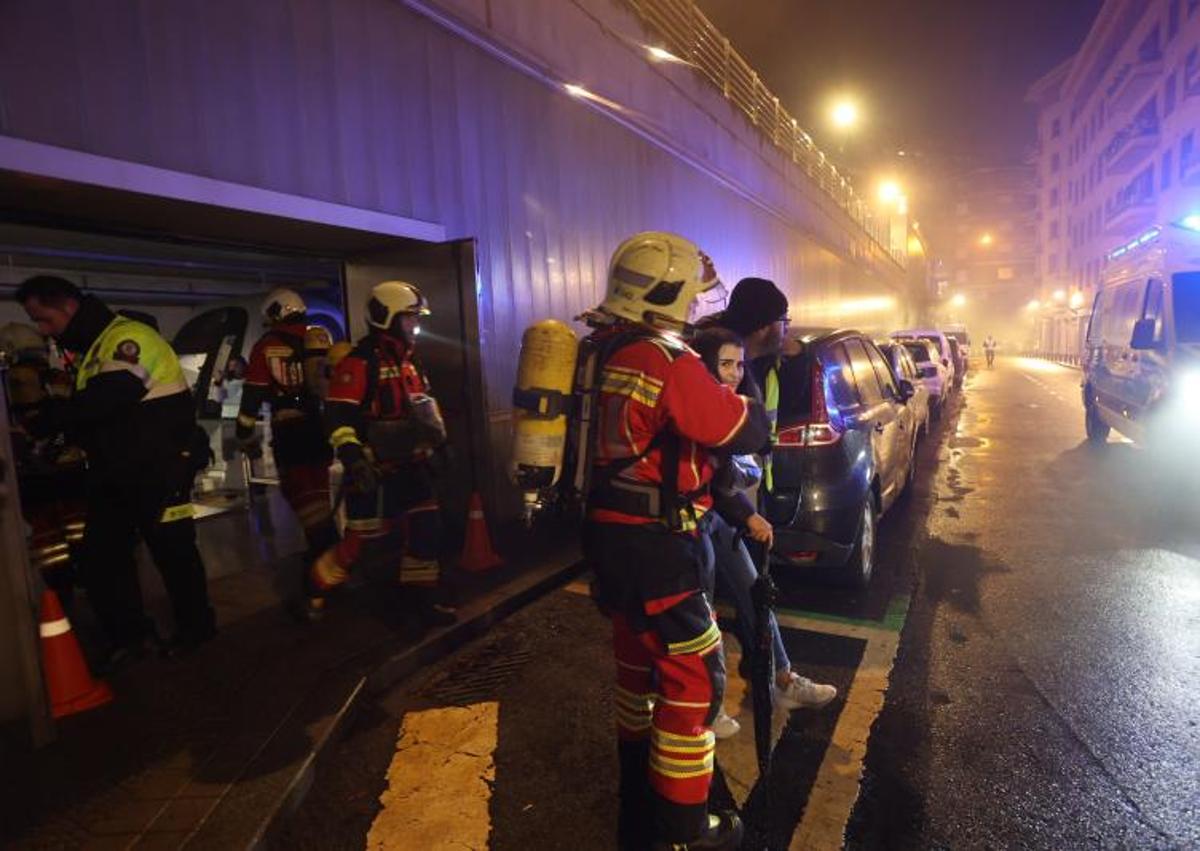 Imagen secundaria 1 - ¿Incendio en el metro?: «Si un día nos toca vivir algo así, a ver si nos sale todo igual»