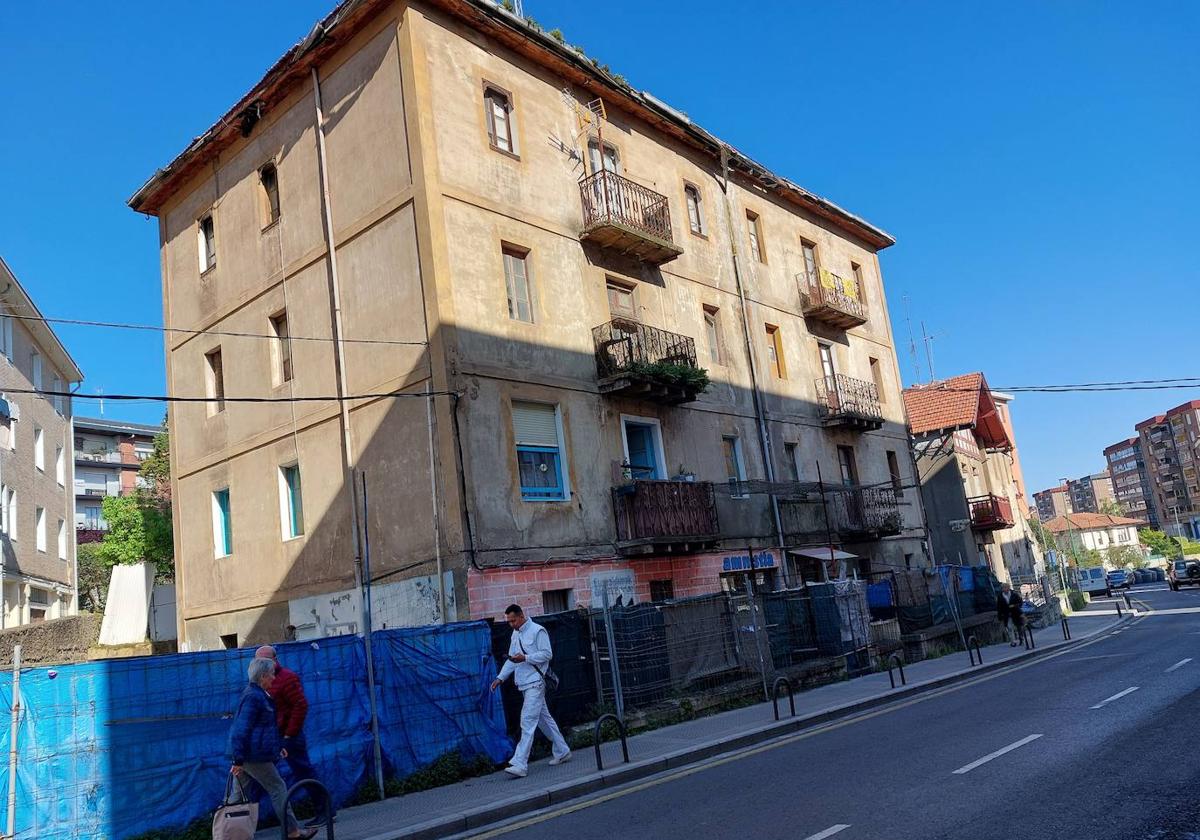 Imagen del edificio situado en el número 7 de la calle Sarrikobaso, que s eencuentra en ruinas.