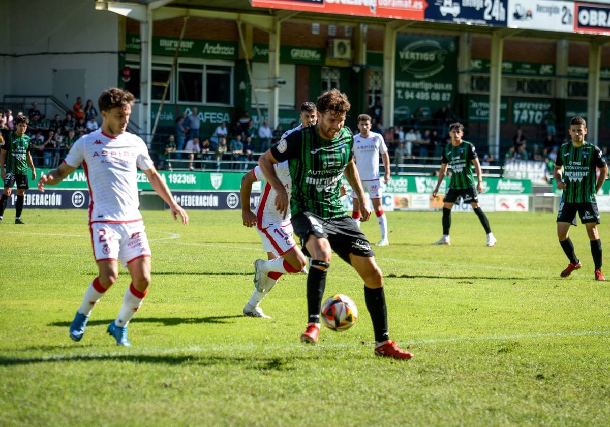 Iñigo Alayeto controla un balón en el partido entre el Sestao River y la Cultural Leonesa en Las Llanas.