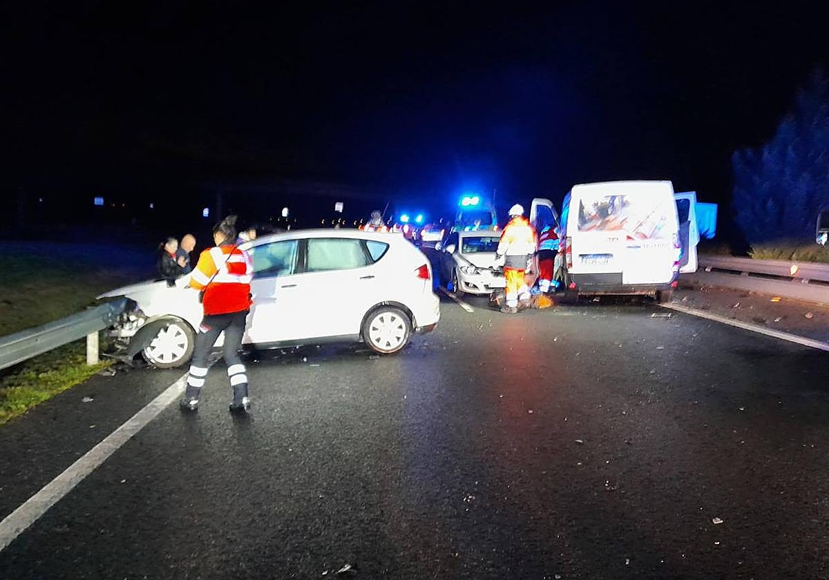 Una colisión múltiple entre cuatro vehículos obliga a cerrar al tráfico la A-1 en Armiñón durante dos horas