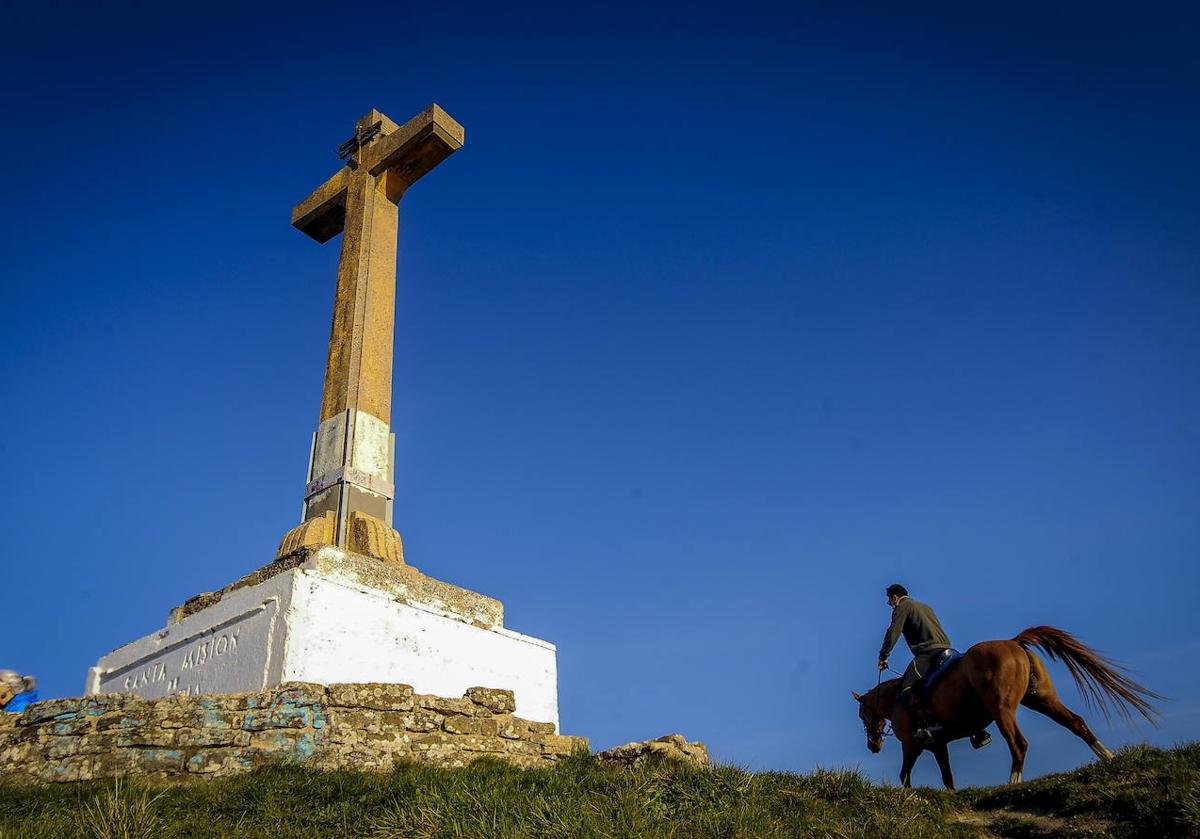 La cruz de Olárizu está protegida como patrimonio cultural.