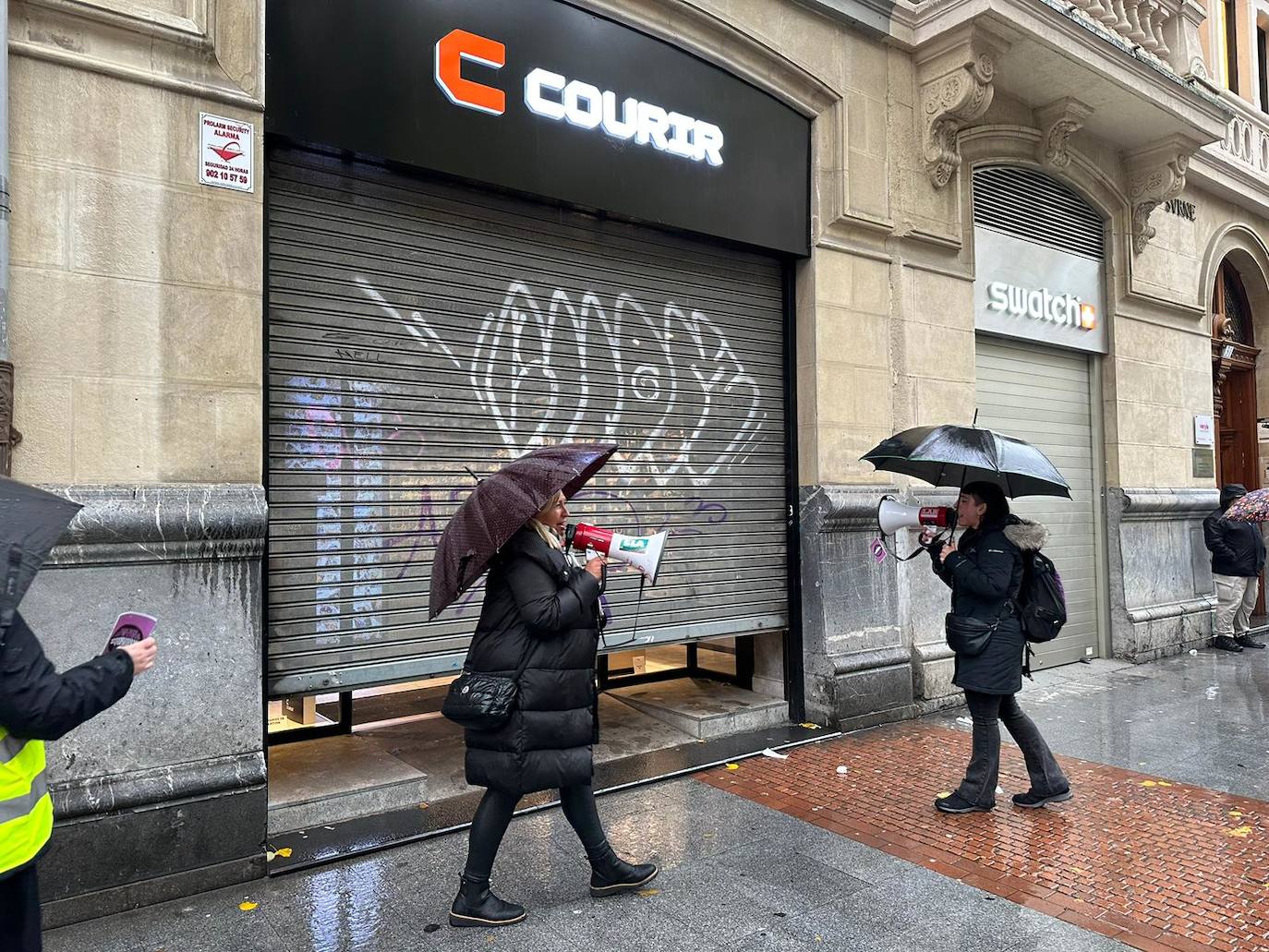 Comercios de la Gran Vía han bajado la persiana al paso de los piquetes.