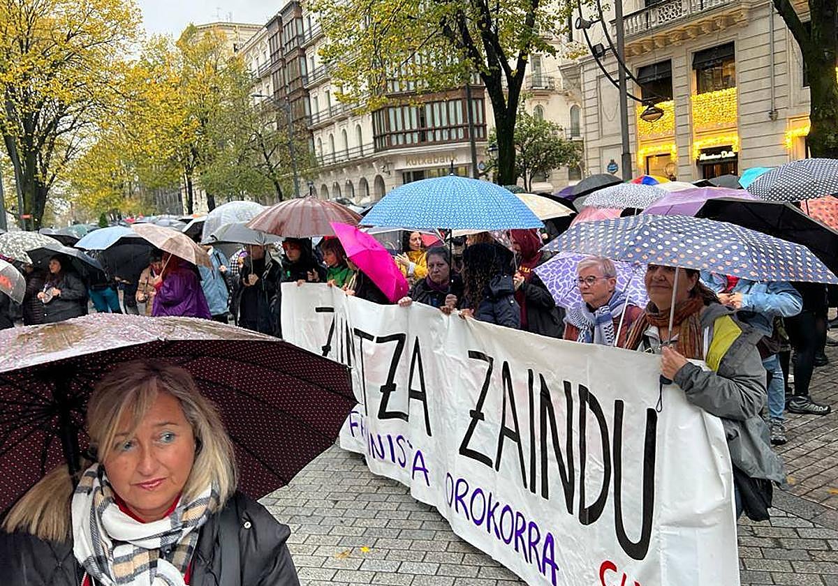 Los manifestantes, frente al Palacio Foral, donde se ha realizado una cacerolada.