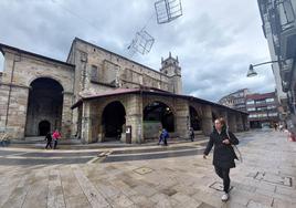 El pórtico de Santa María de Durango, vuelve a recuperar su imagen con una cubierta reformada y una iluminación mejorada