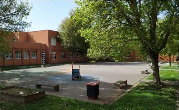 Patio del Colegio Gorbeialde, el único de educación especial de Euskadi.