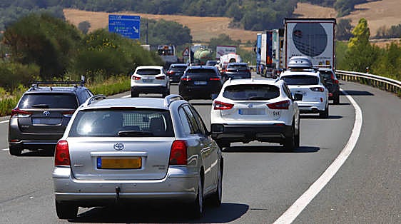 Cientos de vehículos se agolpan en la entrada desde la A-1 a la AP-1 en sentido Madrid.