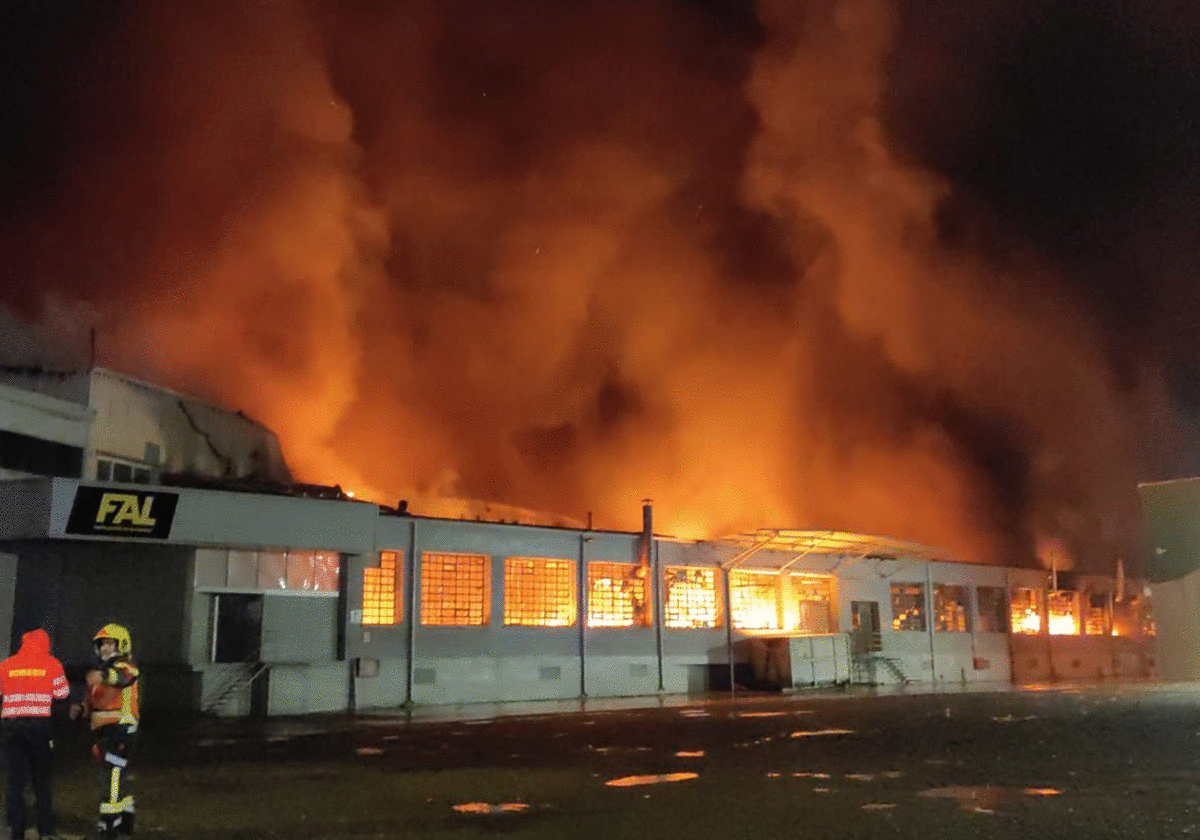 Un incendio calcina por completo la fábrica de calzados Chiruca de Arnedo