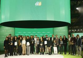 Foto de familia de las colectivos galardonados en la gala de los IV Premios Iberdrola Supera.