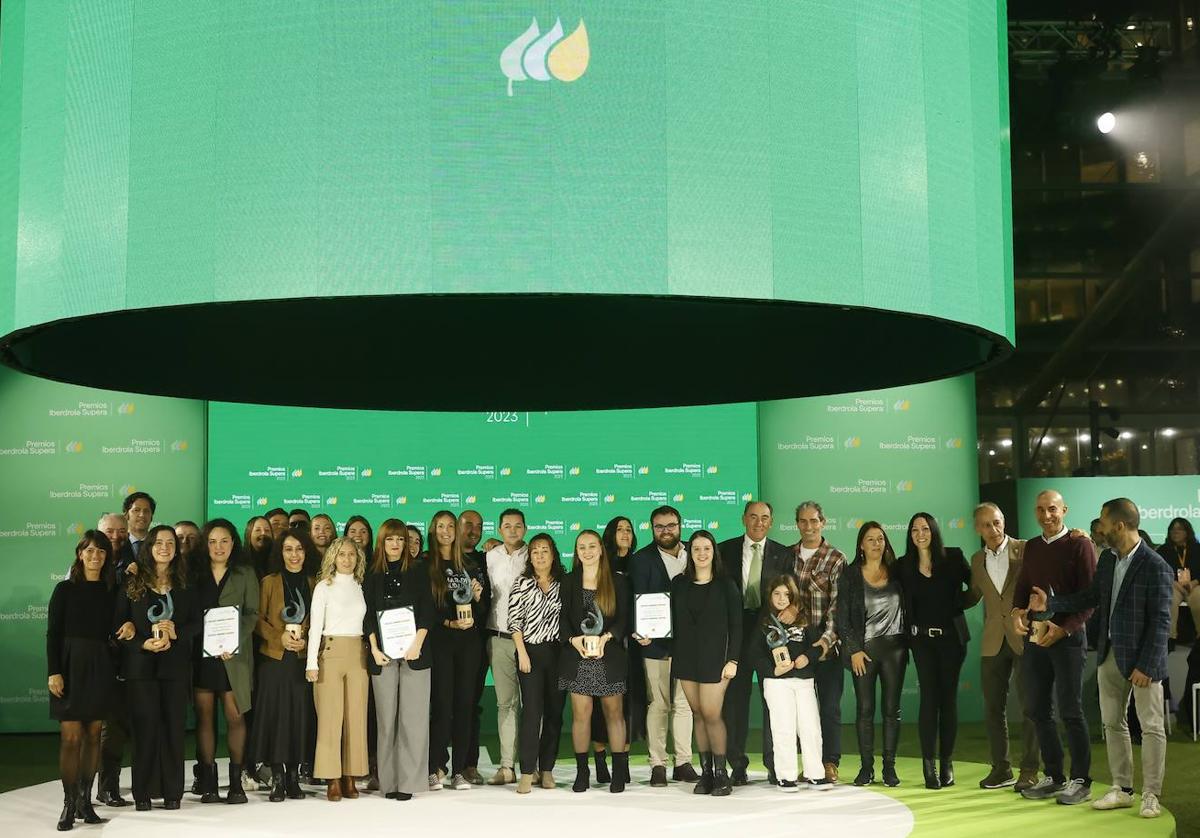 Foto de familia de las colectivos galardonados en la gala de los IV Premios Iberdrola Supera.