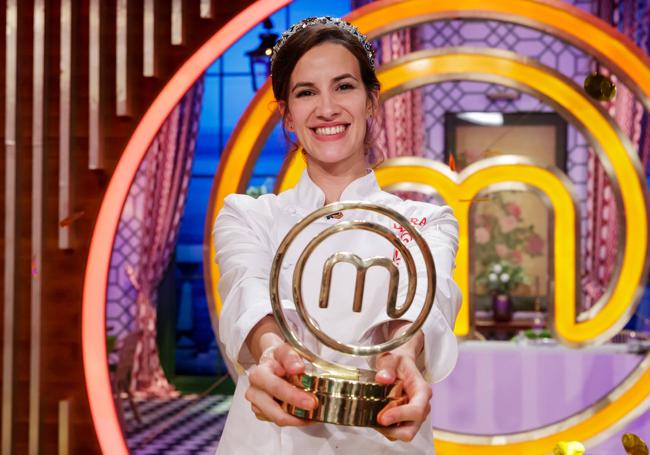 Laura Londoño, con el trofeo de ganadora.