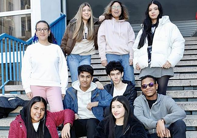 Fila 1, sentadas: Daymery Altagracia Jiménez Taveras y Victoria Chaverra Osorio. Fila 2, sentados: Hazaifa Qamar Riaz, Juan David Mosquera Ocampo y Juan Camilo Guerrero Lobón. Fila 3, de pie: Yeraldin Botero Montenegro, Valery Camelo González, Leire Bragatto Sáenz de Buruaga, Sofía Campo Castrillón y Lisbeth Soranlly Machado Soto.