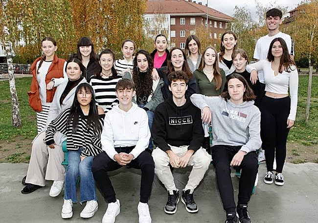 De izquierda a derecha. Sentados: Karla Saez de Vicuña, Ieltxu Rodríguez, Koldo Carro y Julen Flechoso. En el medio: Leizadi Fernández, Eneritz López, Lucía Hernández, Irati Muñoz, Uxue Valera, Iria Sebastián y Olaia Espadas. Detrás: Jone Jiménez, Iraide Ugarte, Zuriñe Bahón, Sondes Achhab, Maider Garrido, Uxue Agirre e Ibai Martín.