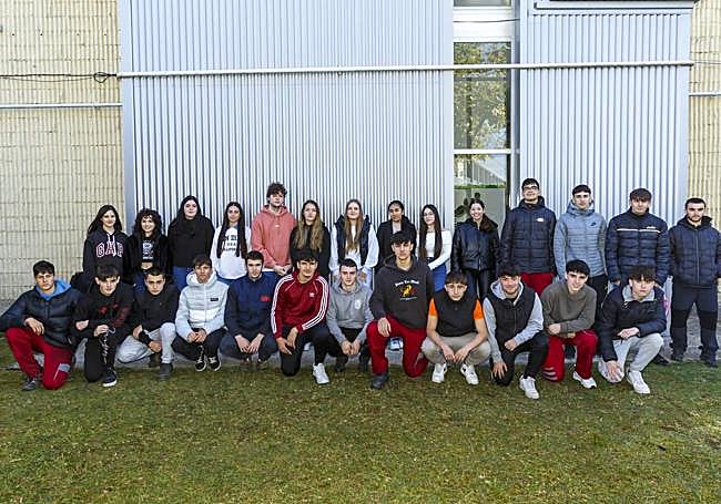 De izquierda a derecha. Arriba: Soraia da Silva Rocha, Mireia Herrero Rangel, Haizea Oyuelos Guerrero, Aroa García Fernández, Aitana García Casal, Ekaitz Iguaran Garrido, Nahia Cano Barrientos, Paula Andrea Quintero Herrera, Lucía de la Serna Cabrerizo, María Fernanda Campuzano Sarmiento, Irati García Redondo, Claudia Rocha Silva, Daniel Castro Araujo, Lucas Cerain Fernández, Ekaitz López de Munain Fernández e Ibaia Aldayturriaga Ruiz. Abajo: Jorge Arnedo Rubio, Oier Barandalla Armentia, Eihar Fontaneda Gómez, Aritz Mateos Gordo, Eduardo Bustero Gibaja, Julen Arribas Lorbada, Ekain Ormazabal Izquierdo, Sergio Armiño Benito, Ibon Ibarrondo Díez, Iker Ibáñez Larringan, Beñat Leonardo de Miguel, Unax Díaz de Alda Sanz, Unax Merino López de Robles, Álex Puri Ramírez, José Guillermo Tavara Silva, Sergio Bouzo Sebastián y Abdou Bantou Assouma.