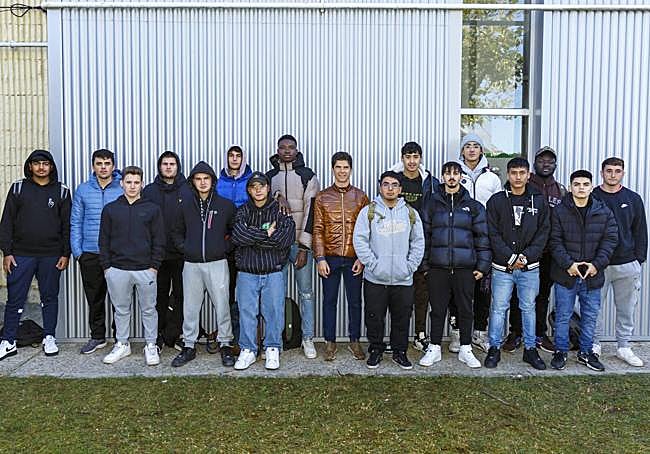 De izquierda a derecha: Zain Ali, Markel Ruiz Alegría, Gaizka Donaire Polo, Endika Pérez de Villarreal López de Munain, Endika Frías Puente, Asier Alba Valencia, Diakaridia Traore Diara, Gabriel Strachan Aragón, Yuri Omar Chancay Morales, Brandon Gil Guevara, Samuel Cerreduela Escudero, Gorka García Patiño, Álex Puri, Adbul Baston, José Tavara y Sergio Bouzo.