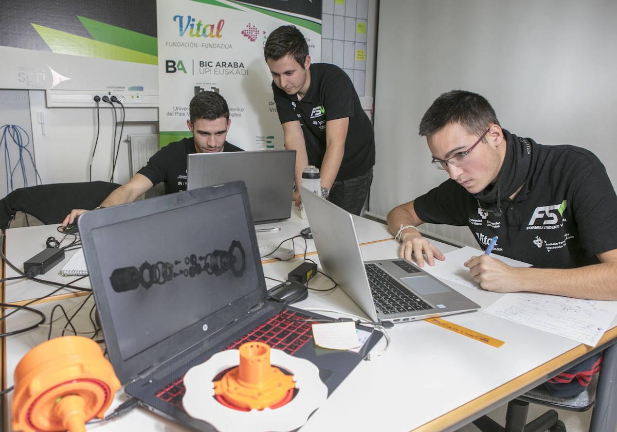 Estudiantes de ingeniería en una feria del empleo en Vitoria.