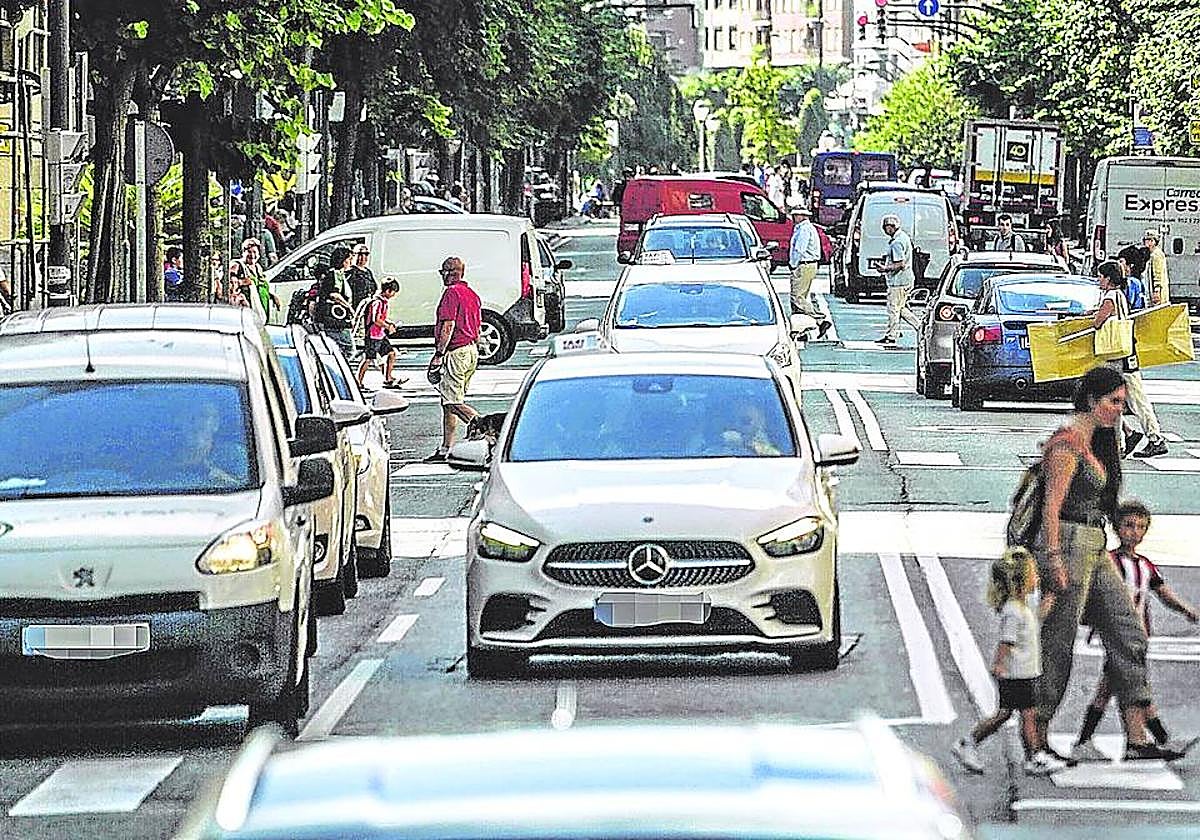 La llegada de la zona de bajas emisiones castigará con 200 euros a los propietarios de vehículos que entren en la ciudad de manera irregular.