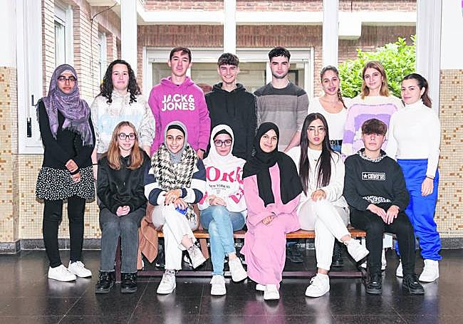 De izquierda a derecha. Arriba: Aleena, Naroa, Yerik, Alejandro, Sara, Ainhoa y Micaela. Abajo: Itsasne, Chaima, Khadija, Wahiba, Iman e Ibai.