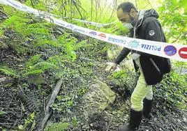 Un ecologista señala una zona de Erandio donde se descubrió lindane hace cuatro años.