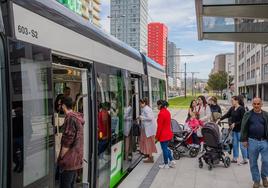 Viajeros acceden al tranvía en el barrio de Salburua.