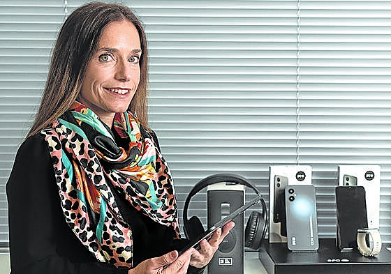 Teresa Acha-Orbea, junto a varios de los productos de SPC