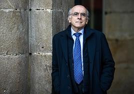 Andres Urrutia, Euskaltzaindiaren egoitzaren aurrean, Bilboko Plaza Barrian.