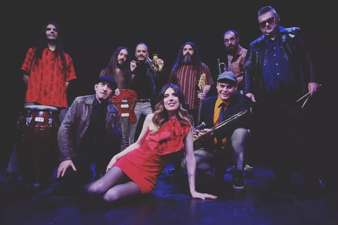 The Cherry Boppers al completo, con la vocalista Patricia Reckless. A la izquierda, de pie, Xixo Yantani, percusionista del grupo.