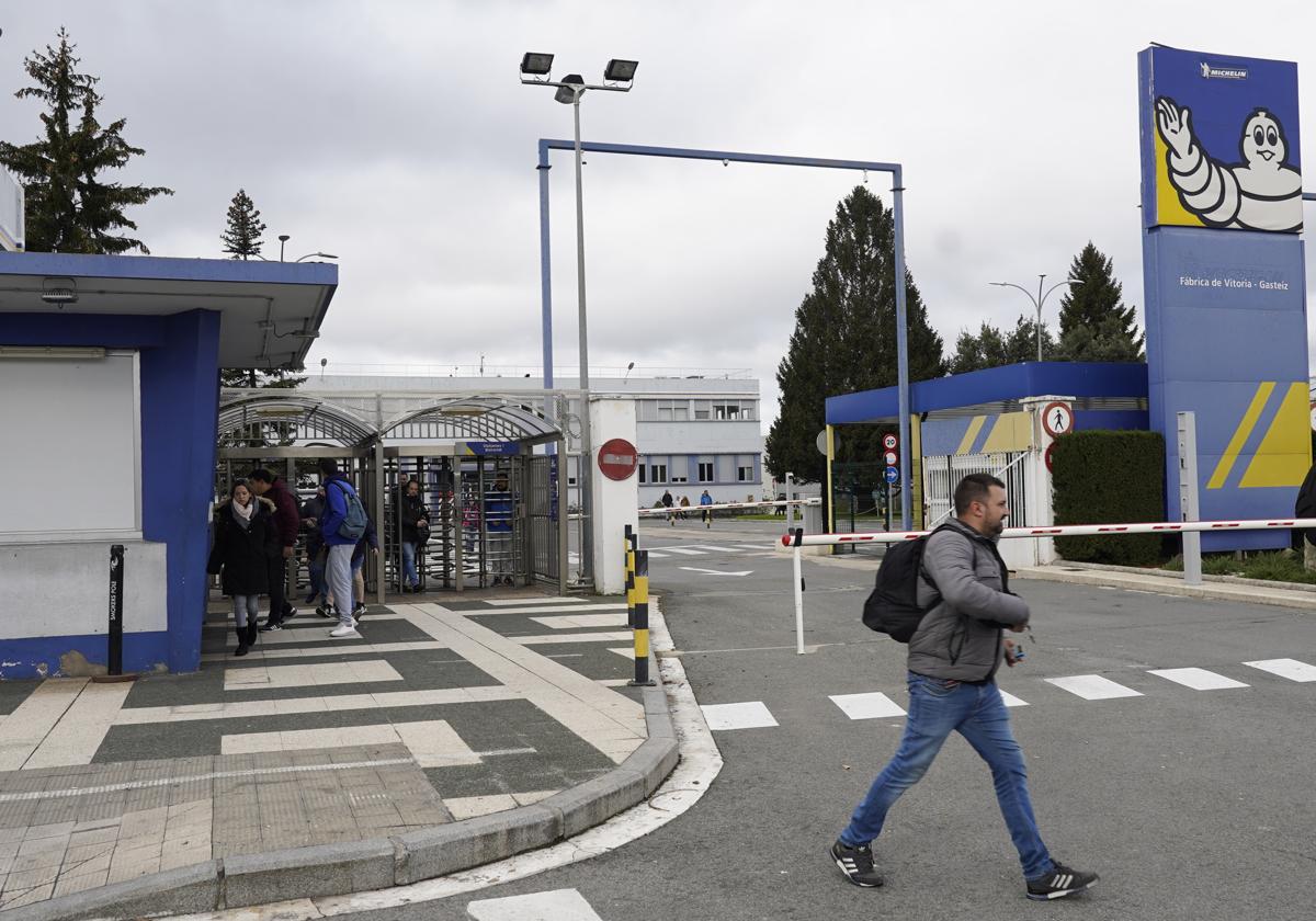 Trabajadores de Michelin, a la entrada de la factoría de Vitoria