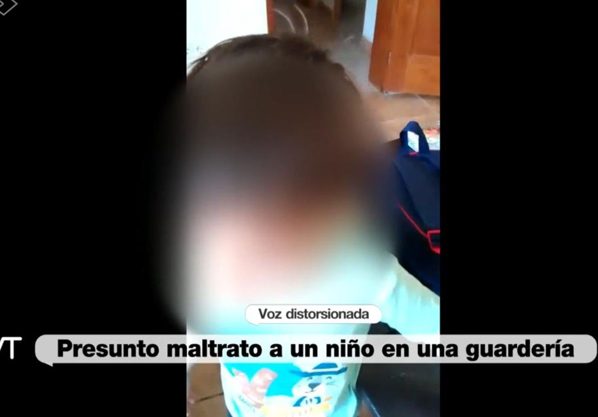 Imagen del niño maltratado por su profesora en la guardería.