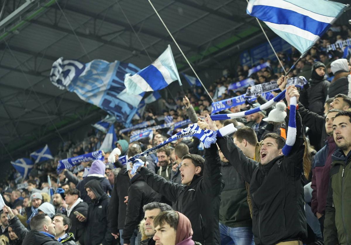 La afición del Alavés disfruta de un partido en Mendizorroza.