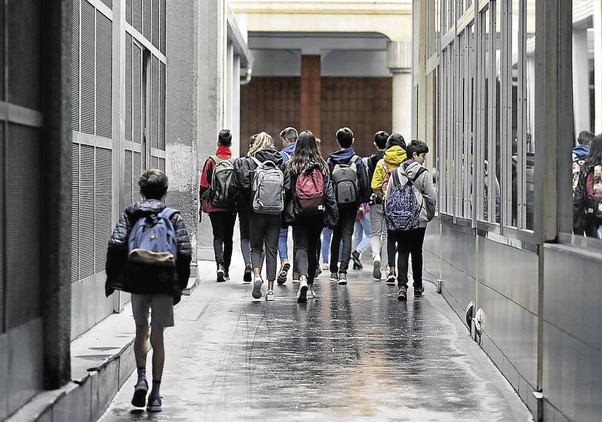 Alumnos entran a clase en un colegio concertado de Bilbao.