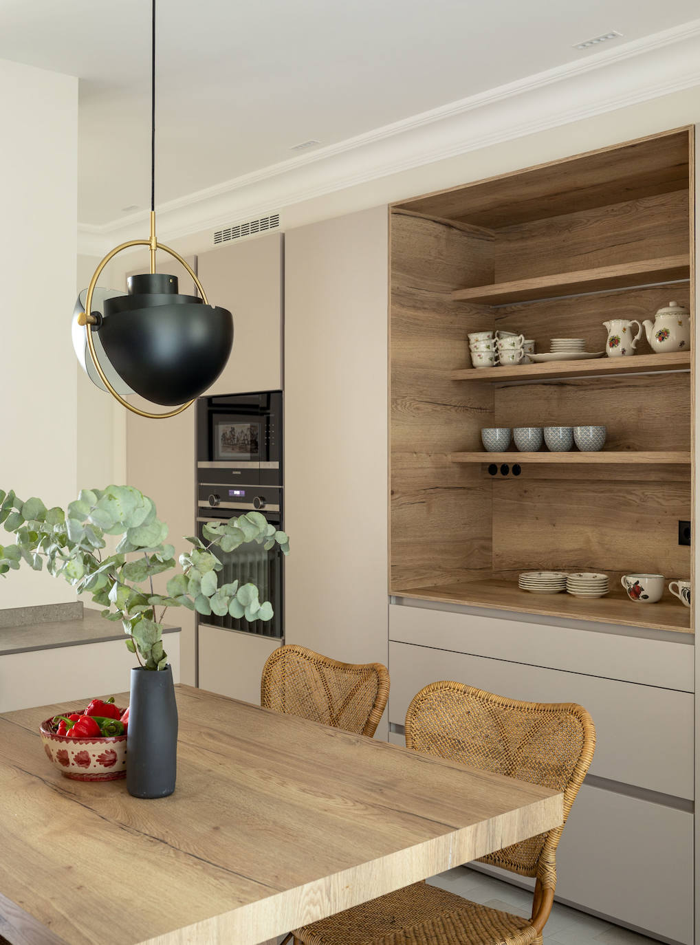 Una casa en calma: el refugio idílico de una familia sobre la playa de Ereaga