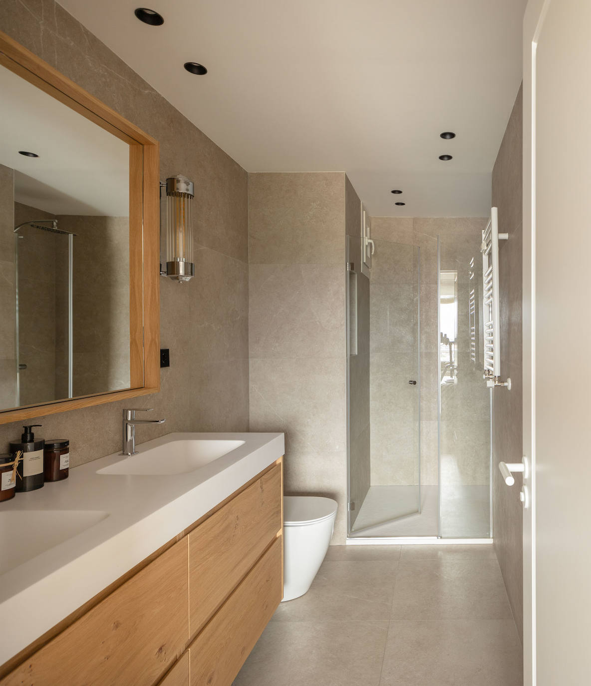 Una casa en calma: el refugio idílico de una familia sobre la playa de Ereaga