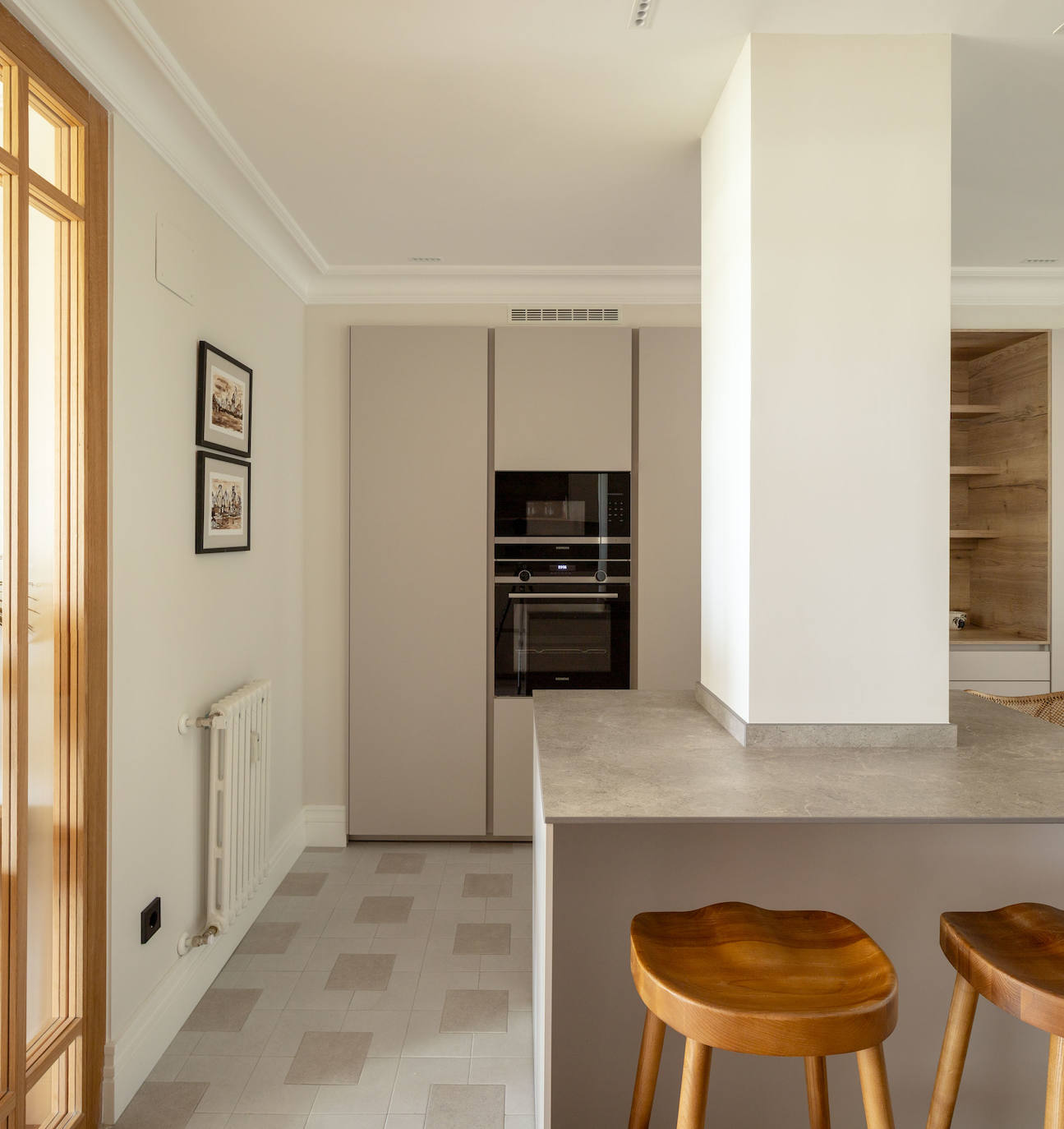 Una casa en calma: el refugio idílico de una familia sobre la playa de Ereaga