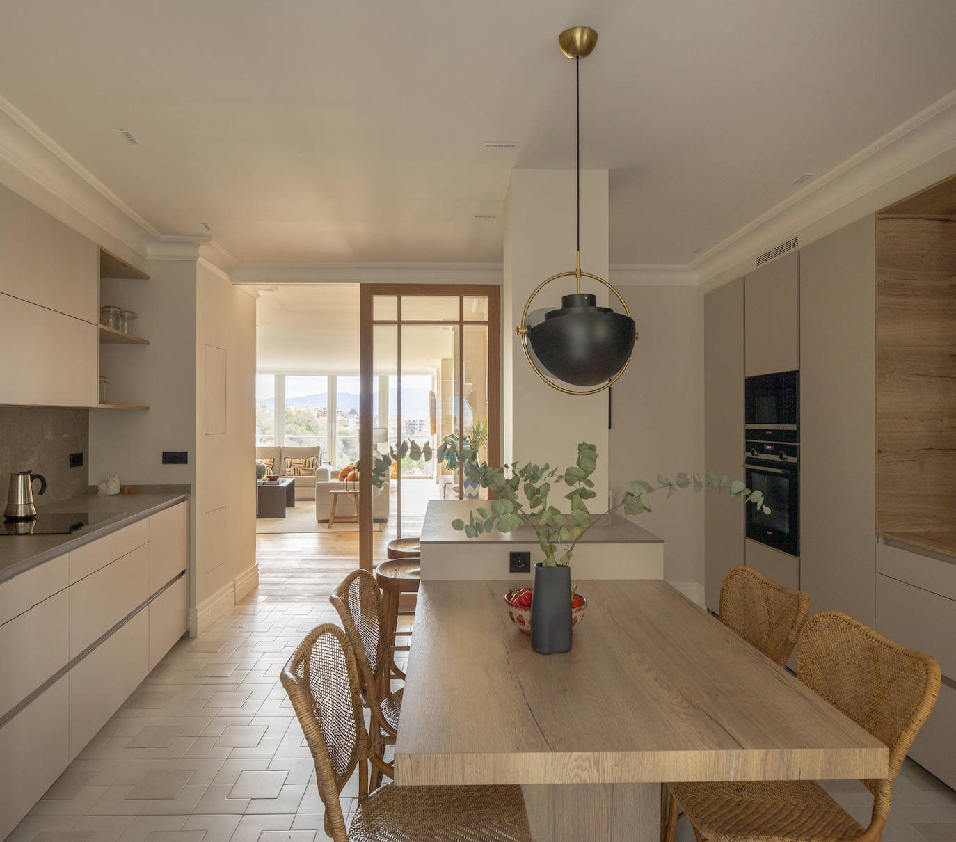 Una casa en calma: el refugio idílico de una familia sobre la playa de Ereaga