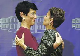 La presidenta navarra, María Chivite, abraza a su exconsejera de Hacienda y ahora ministra de la Seguridad Social, Elma Saiz.