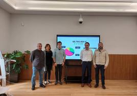 Toño González (Auzoak), Edurne Espilla, el alcalde Iñigo Hernando y Alberto Ealo (EH Bildu) e Iñaki Urgoiti (Usansolo Herria) durante la presentación de presupuestos.