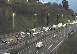 La avería de un vehículo provoca retenciones en la A-8 en Barakaldo sentido Cantabria