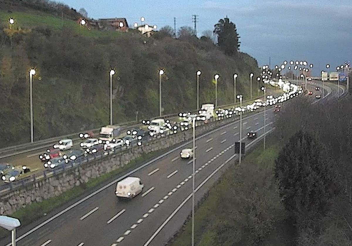 La avería de un vehículo provoca retenciones en la A-8 en Barakaldo sentido Cantabria