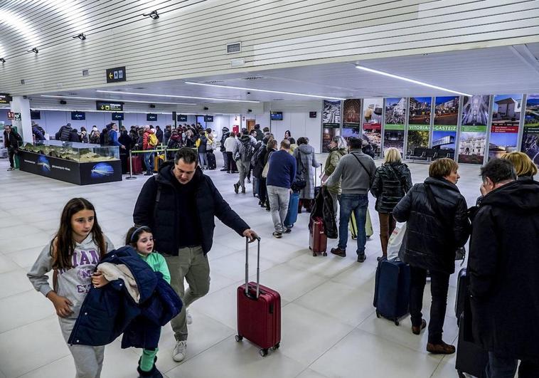 El aeropuerto de Vitoria se llena de pasajeros en el inicio del puente