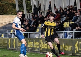 Javier Elías da un pase durante el último partido del Portugalete contra el Lagun Onak.