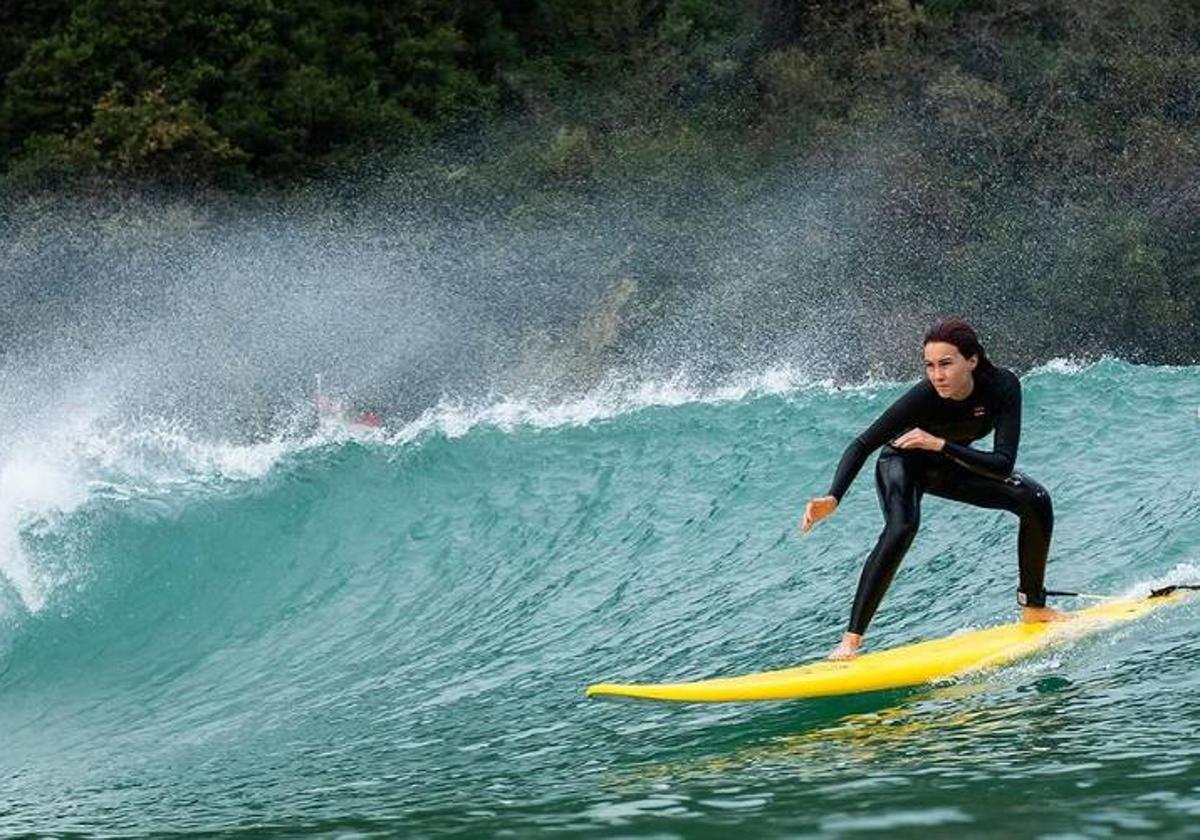 La playa vasca a la que se escapa Aitana para hacer surf