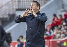 Luis García da instrucciones a sus jugadores en el partido de Mallorca.
